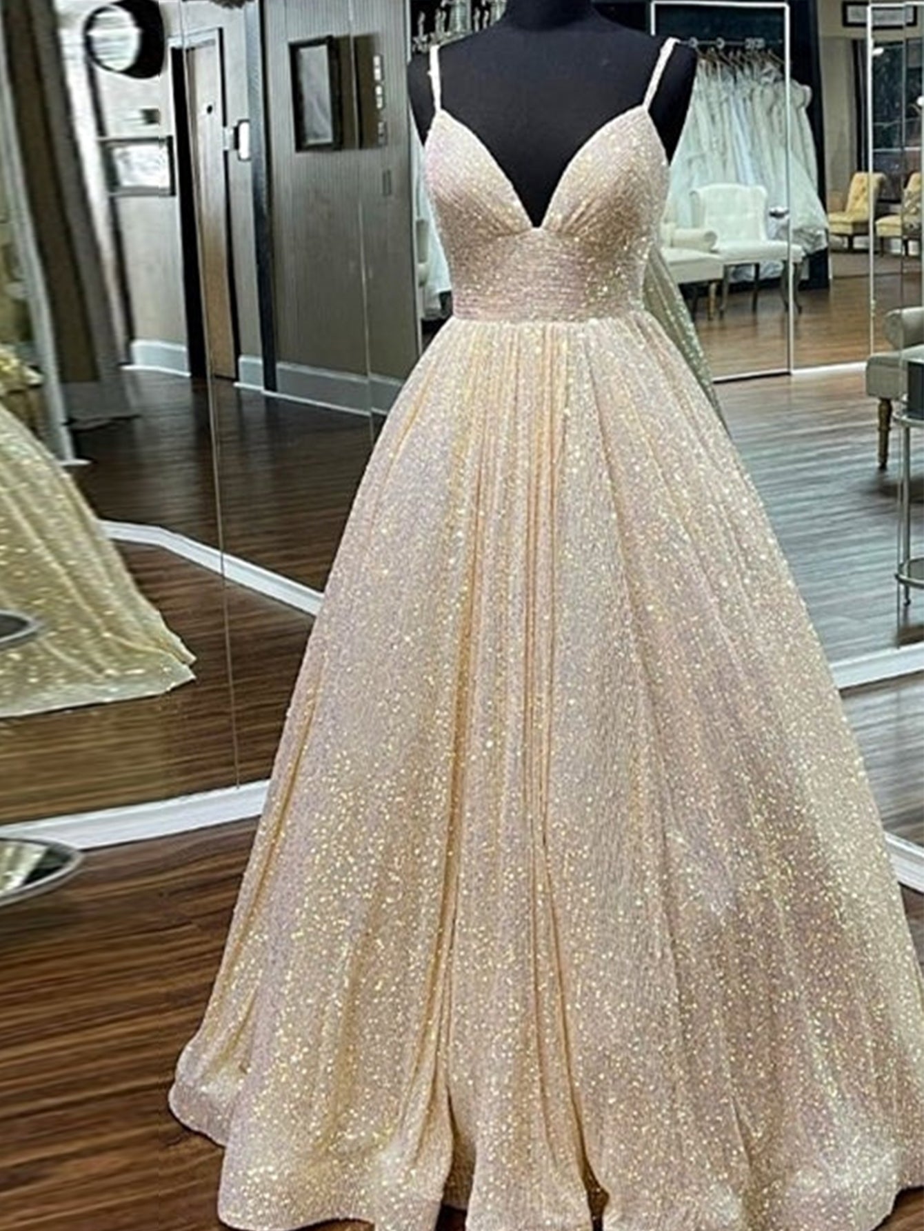 Hayden | Langes Ballkleid mit Pailletten und V-Ausschnitt in A-Linie