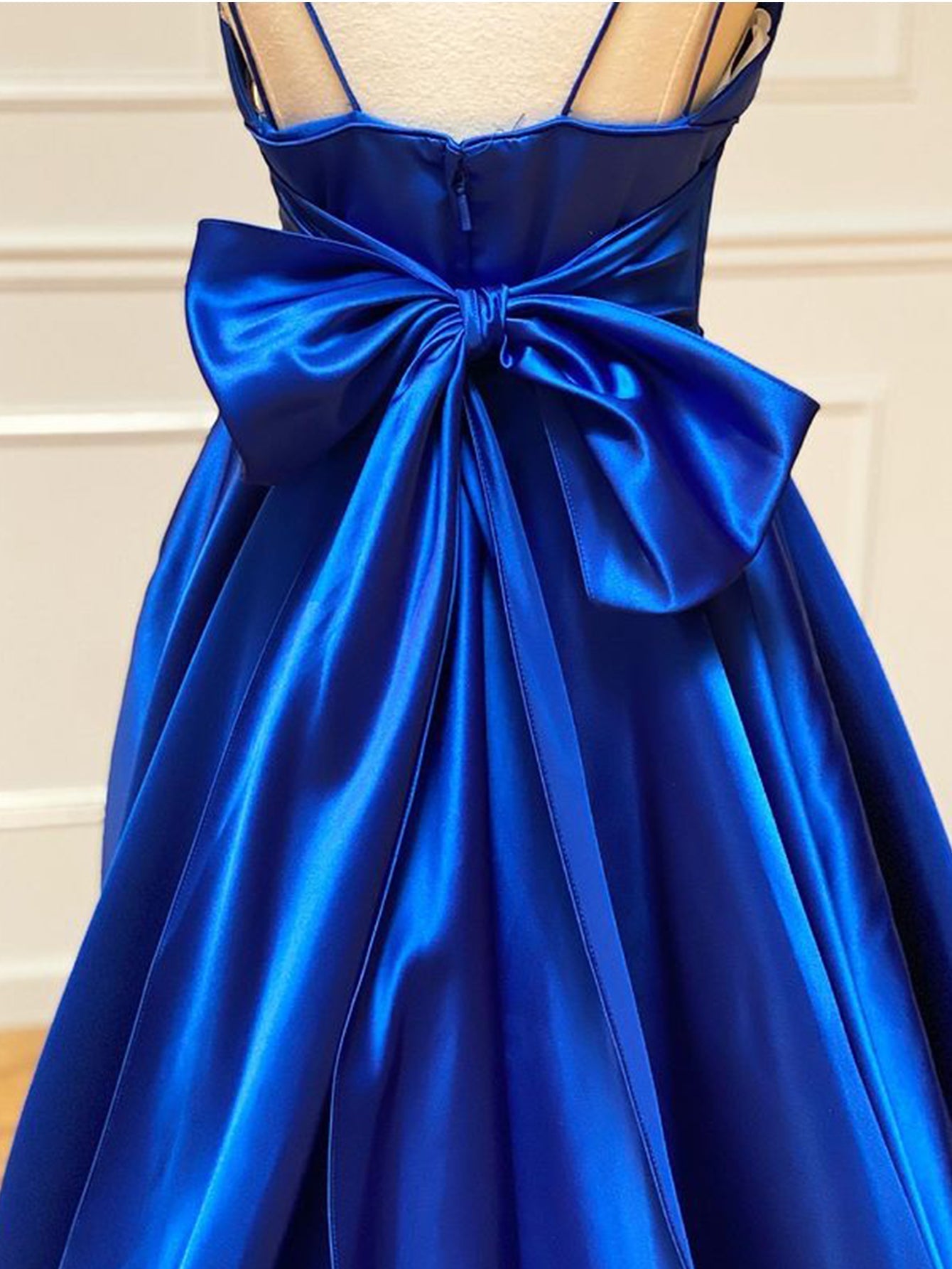 Königsblaues langes Ballkleid aus Satin in A-Linie mit V-Ausschnitt und Fliege