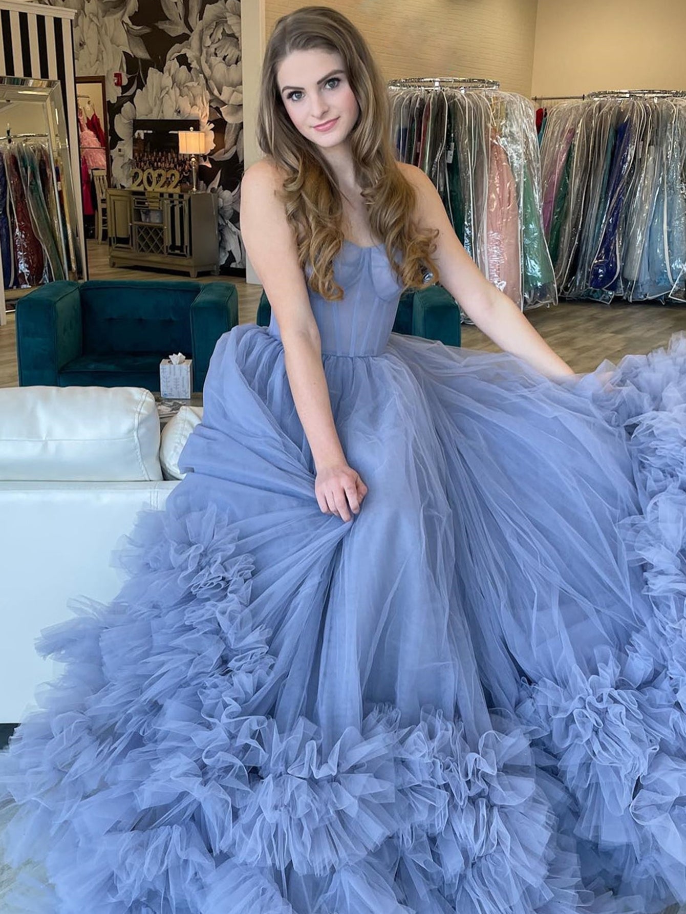 Trägerloses, blaues, langes A-Linien-Ballkleid mit Stufen