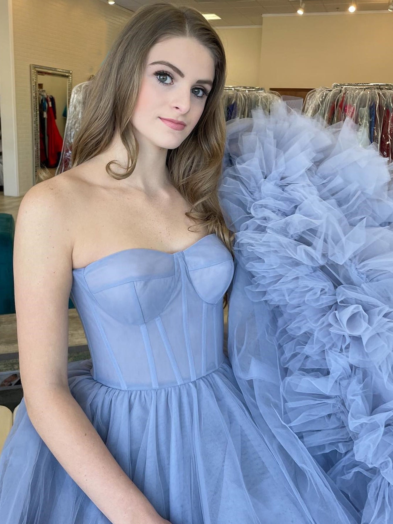 Trägerloses, blaues, langes A-Linien-Ballkleid mit Stufen