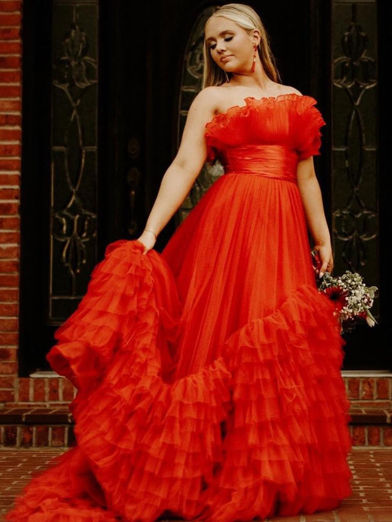Alani | A-Linien-Ballkleid aus trägerlosem, rosafarbenem, gestuftem Tüll