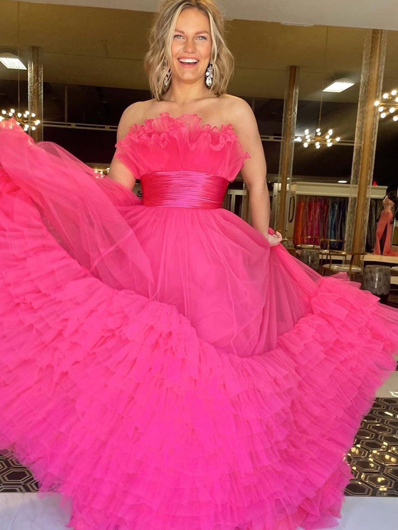 Alani | A-Linien-Ballkleid aus trägerlosem, rosafarbenem, gestuftem Tüll