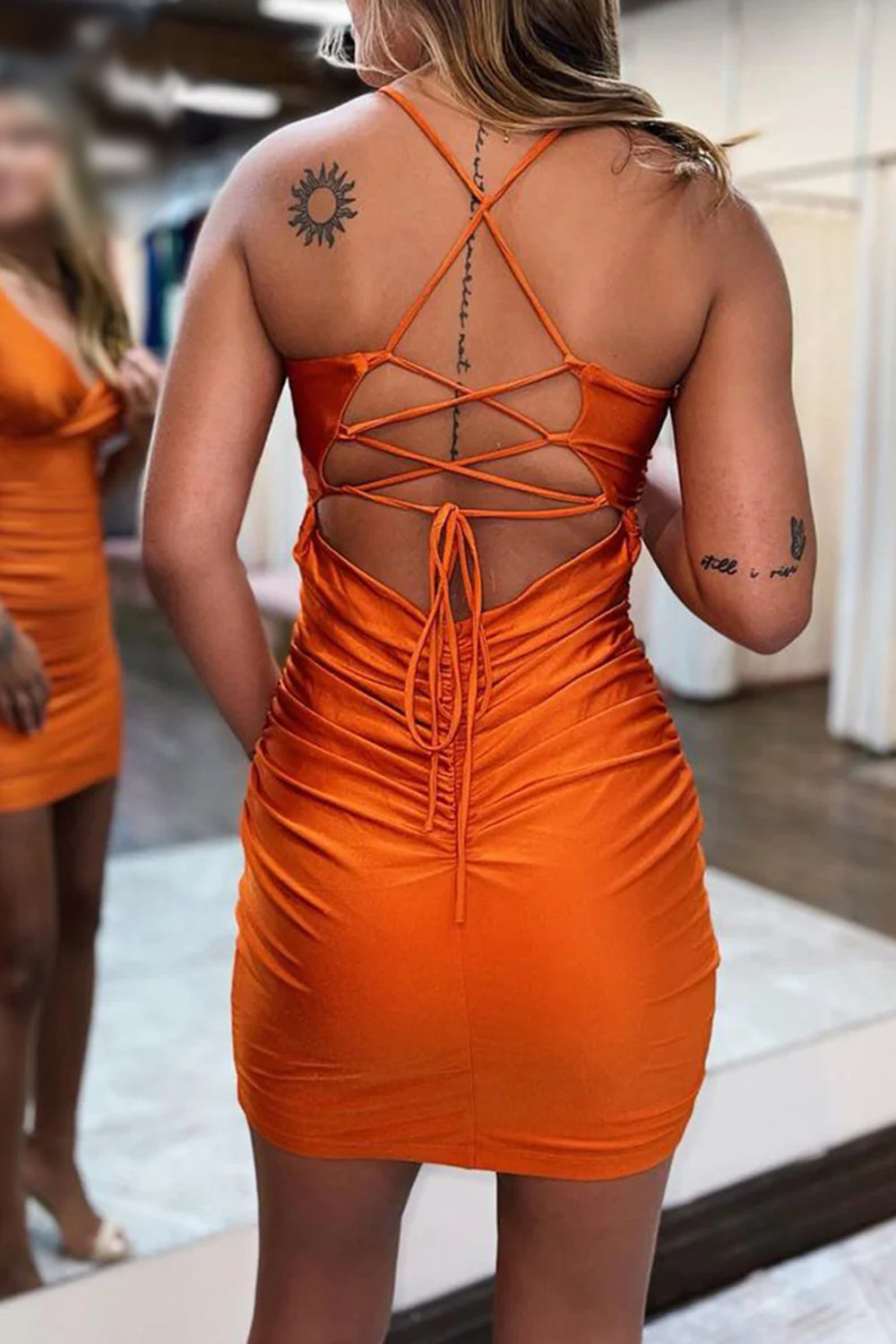 Journi | Vestido naranja corto ajustado con tirantes finos y espalda con cordones para el regreso a casa
