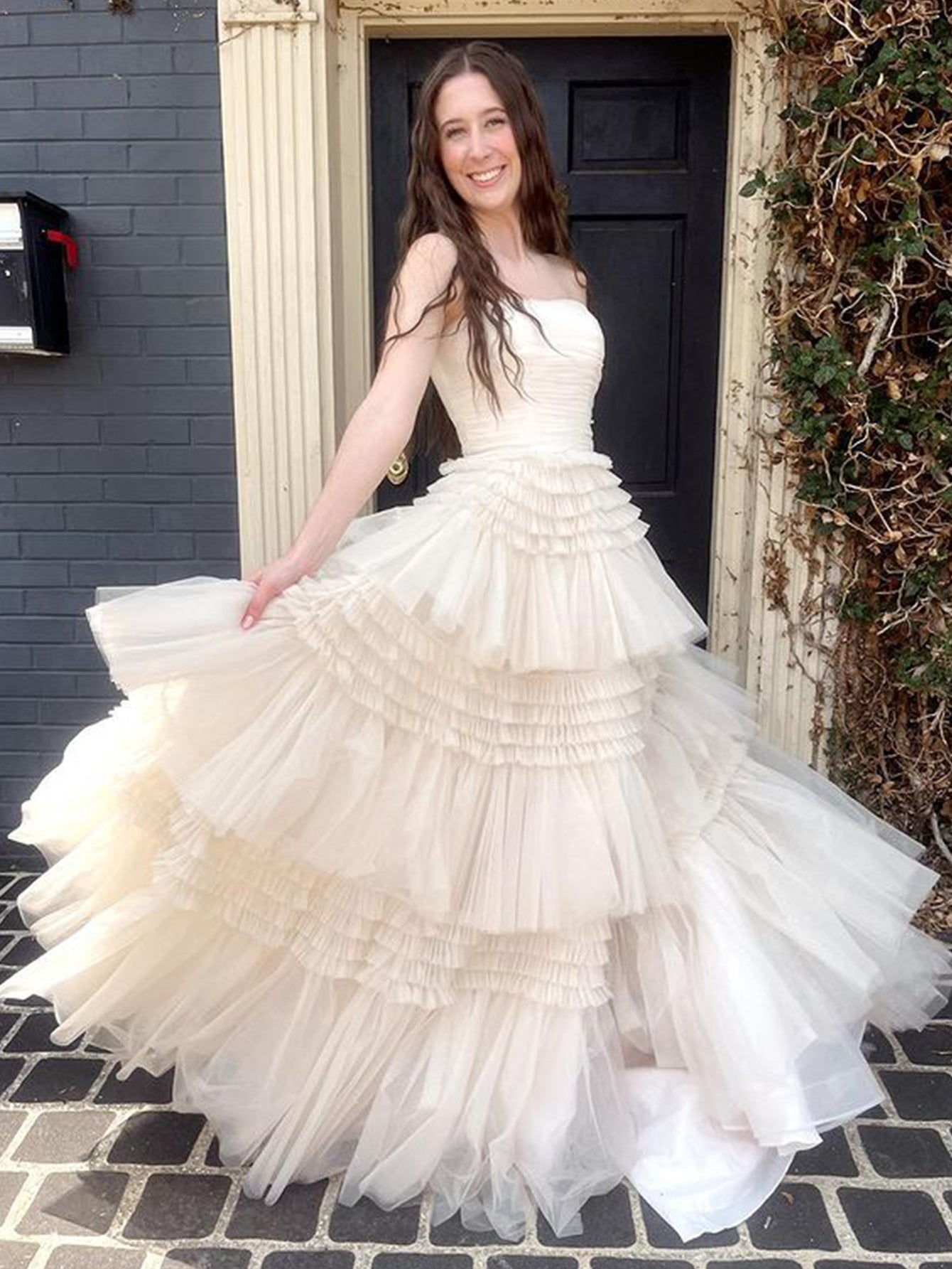 Daniela | Langes, trägerloses A-Linien-Ballkleid aus Tüll mit gestuften Rüschen