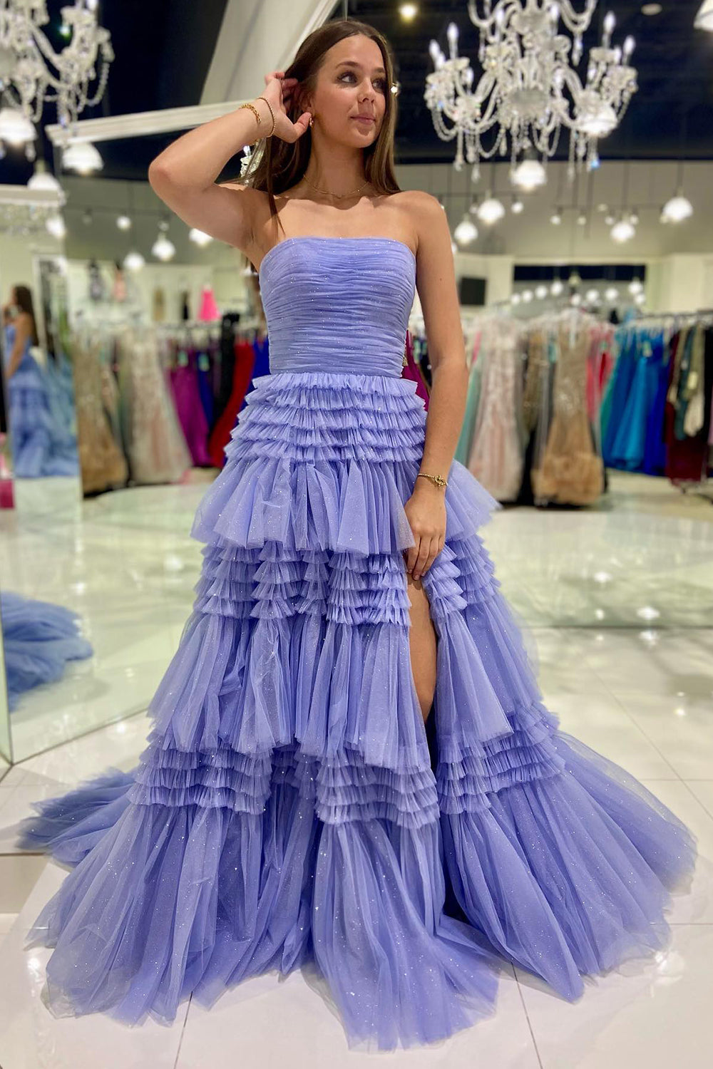 Daniela | Langes, trägerloses A-Linien-Ballkleid aus Tüll mit gestuften Rüschen