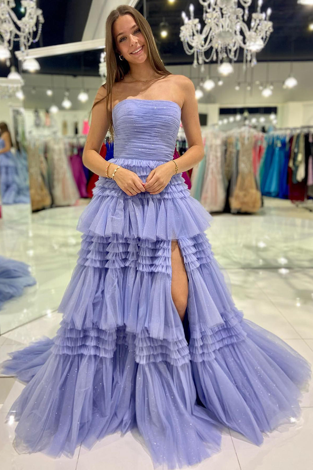 Daniela | Langes, trägerloses A-Linien-Ballkleid aus Tüll mit gestuften Rüschen