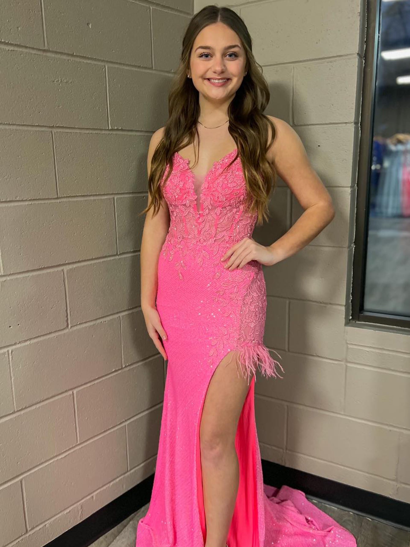 Arlette | Vestido de fiesta largo, ajustado, con escote en V y espalda descubierta, de sirena rosa y abertura