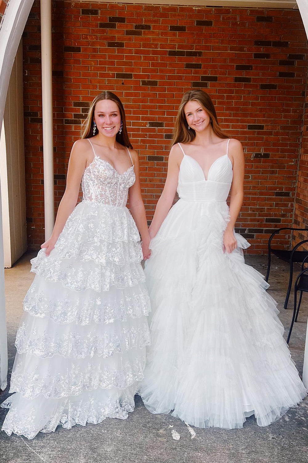 Maryam | Vestido de fiesta de encaje escalonado con tirantes finos y corte A