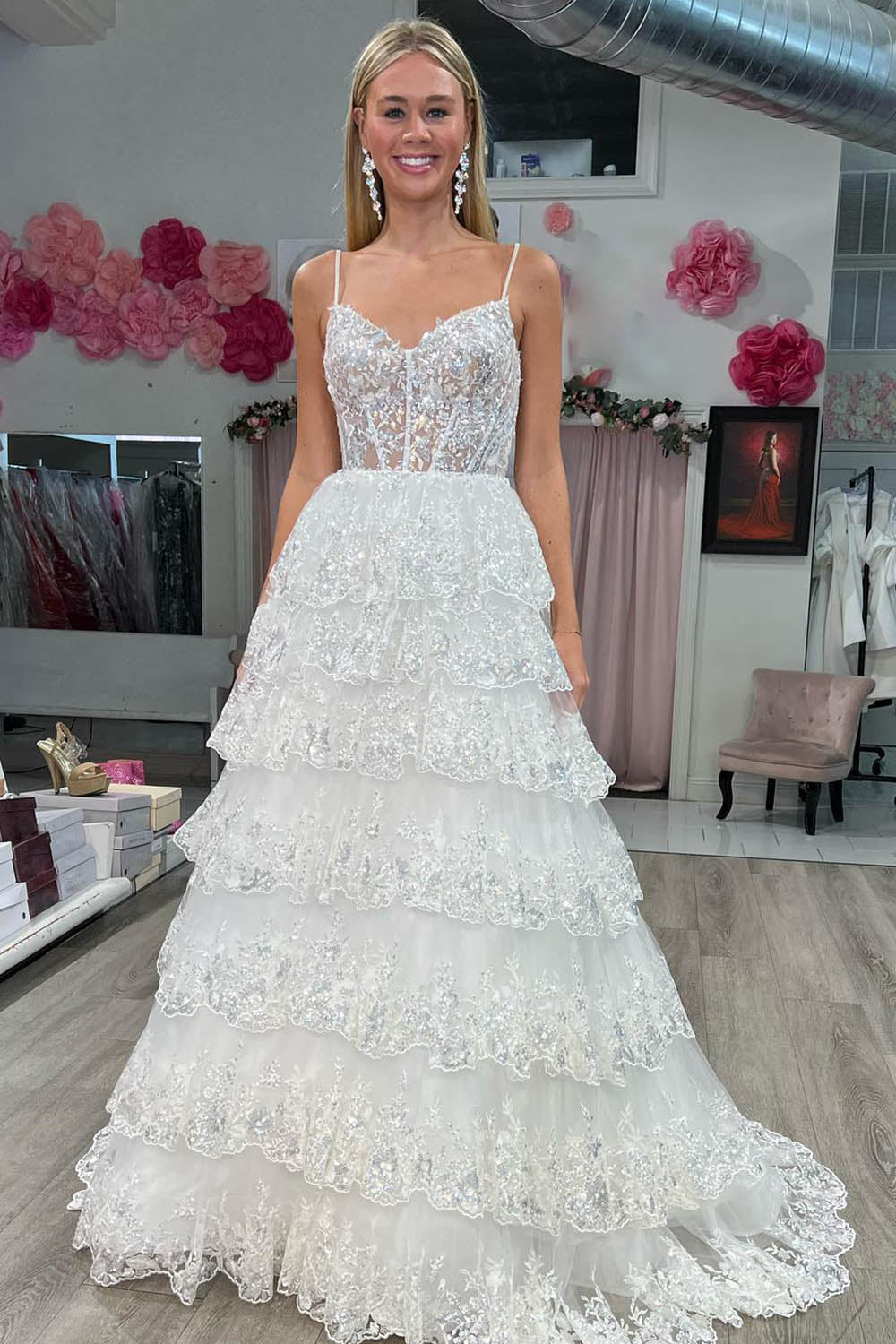 Maryam | Vestido de fiesta de encaje escalonado con tirantes finos y corte A