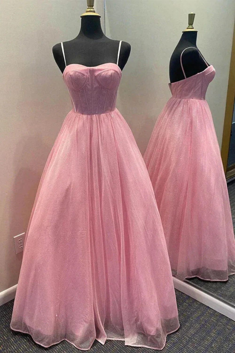 Vestidos de fiesta y de noche con escote corazón y tirantes finos en forma de A y brillantes
