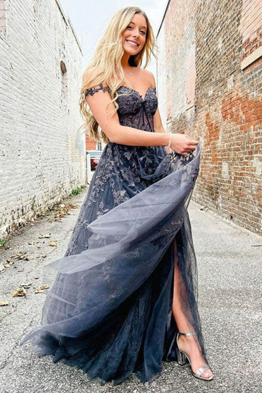 Mariana | A-Linien-Ballkleid aus Spitzentüll mit Herzausschnitt und Schlitz
