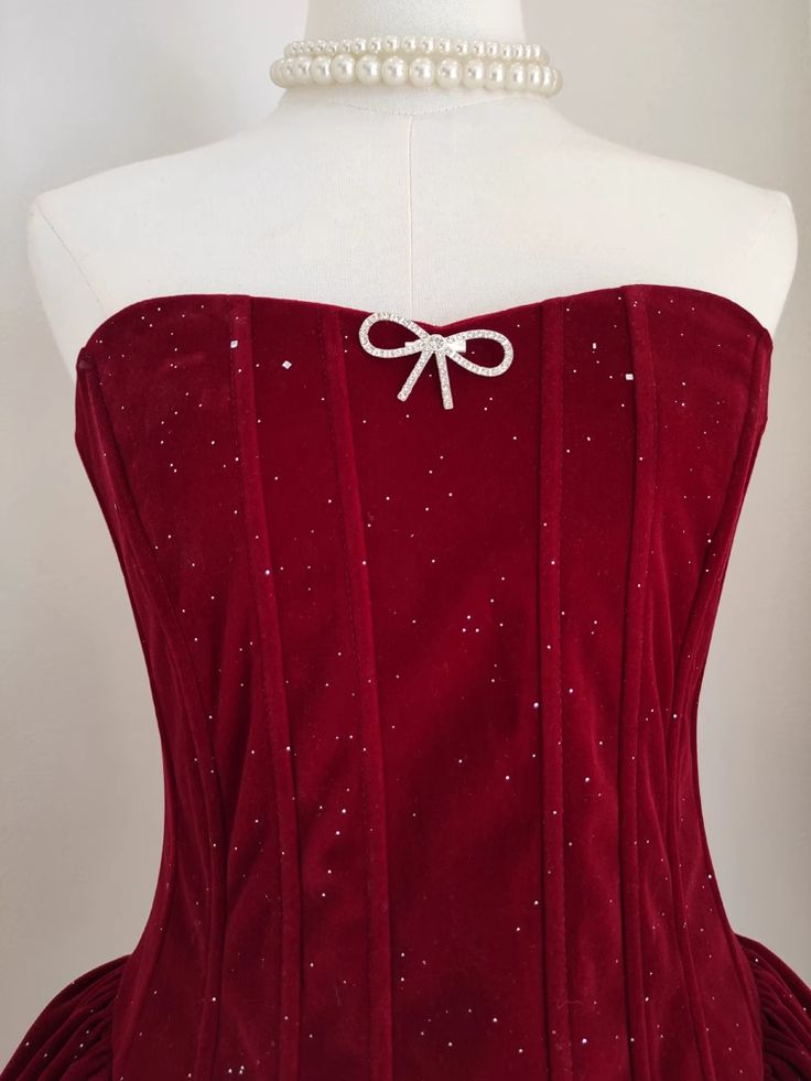 Süßes A-Linien-Kleid mit trägerlosem, burgunderfarbenem Samt und Rüschen, Y7972