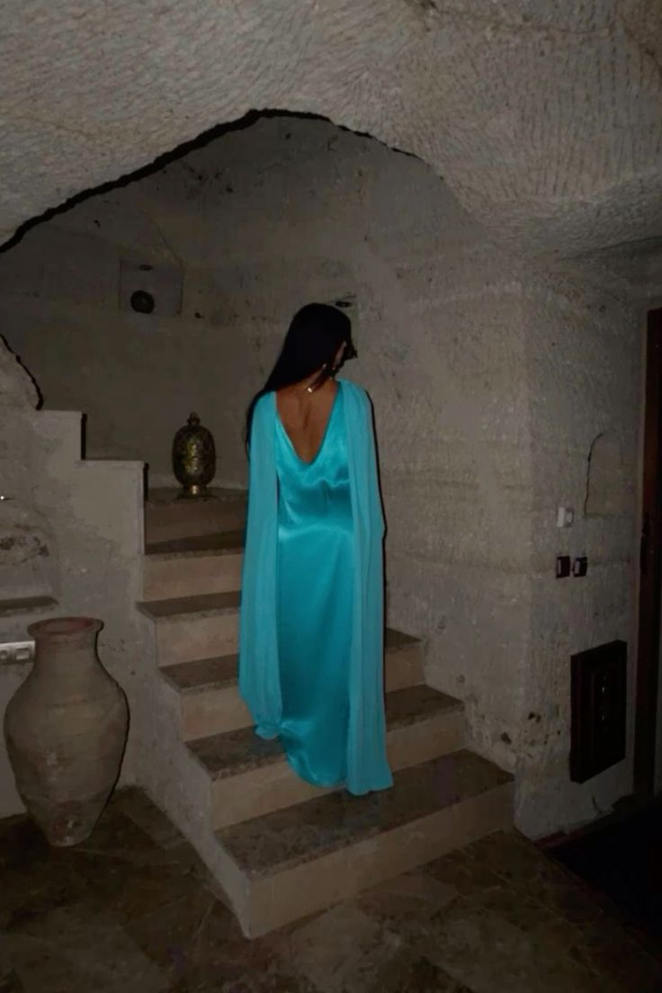 Schickes One-Shoulder-Langballkleid aus Satin Y7860