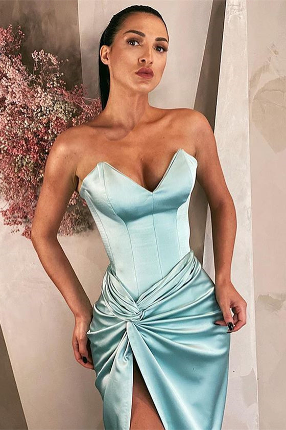 Vestido de fiesta largo azul cielo con escote en V y una abertura sensual