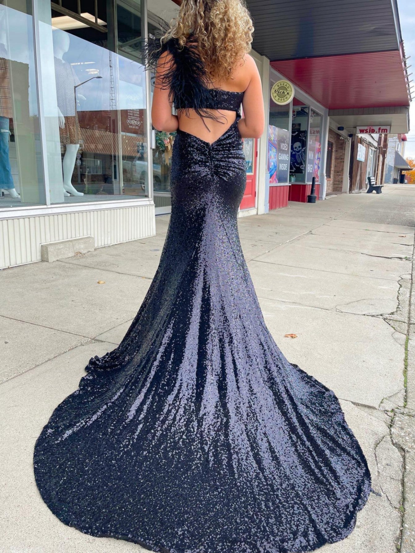 Einschultriges, funkelndes, einzigartiges schwarzes Meerjungfrau-Ballkleid