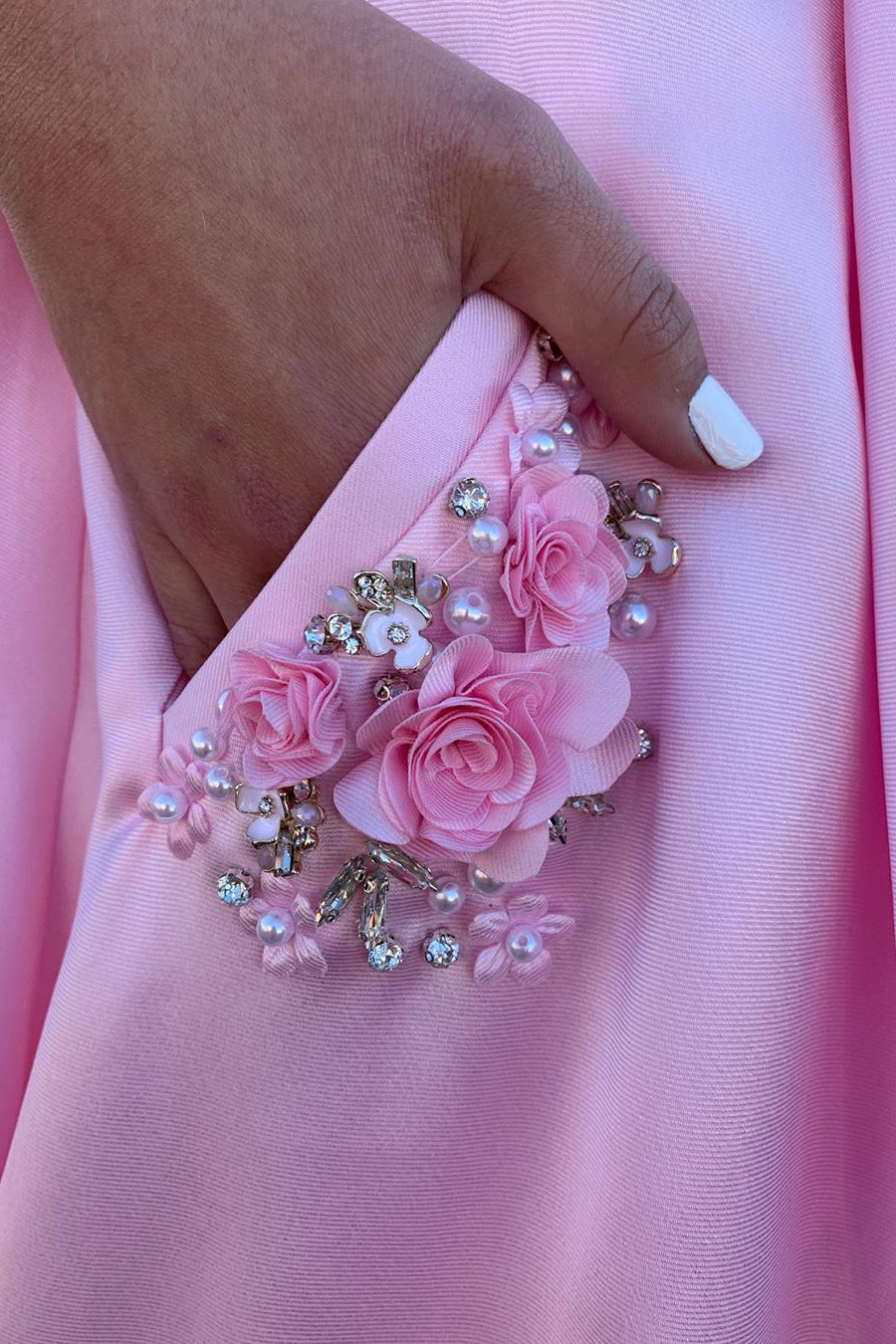 Elegantes, langes Ballkleid in A-Linie mit Trägern und Perlentaschen in Rosa