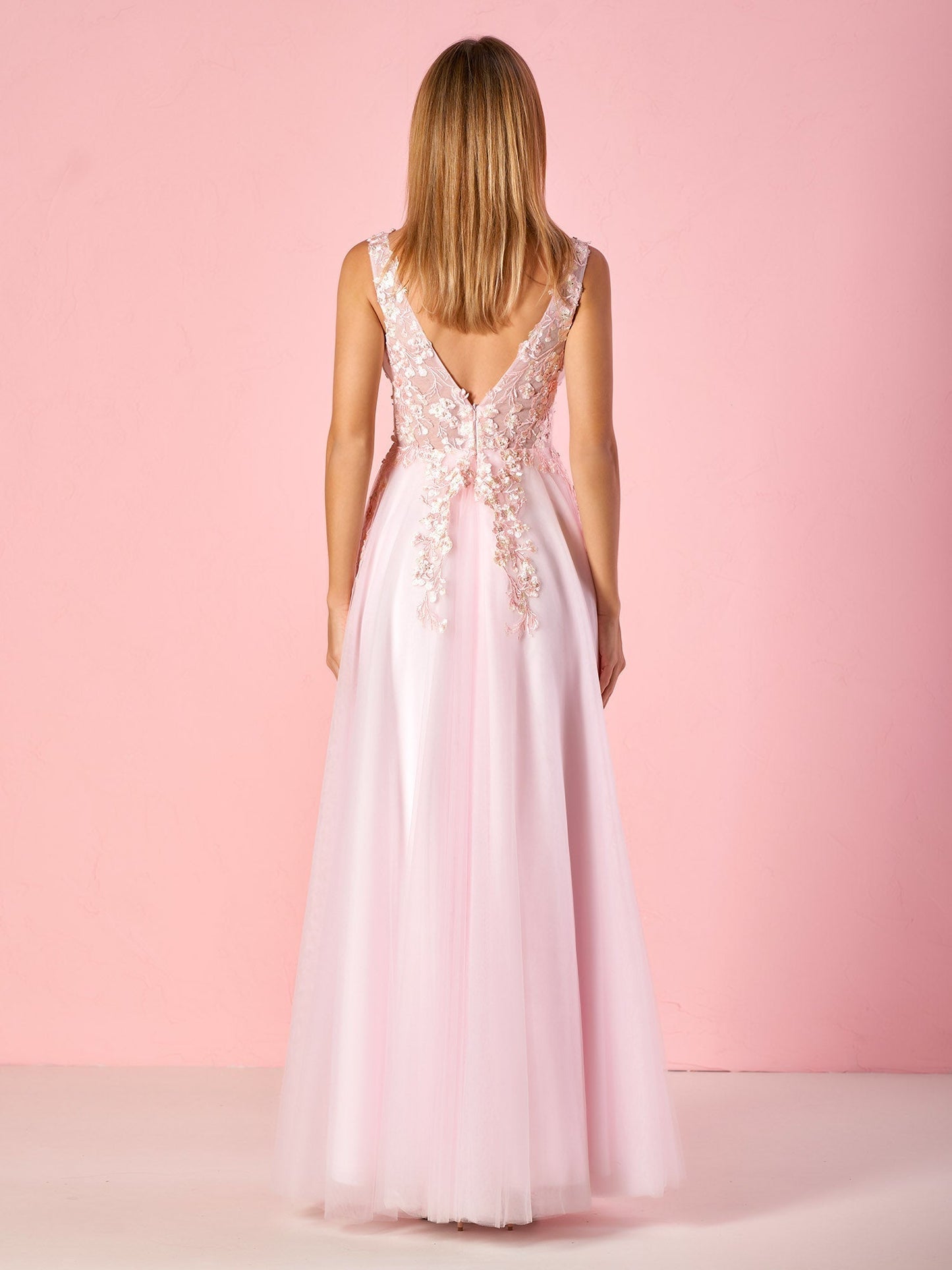 Elegantes bodenlanges A-Linien-Ballkleid aus Tüll mit V-Ausschnitt und Spitzenapplikationen