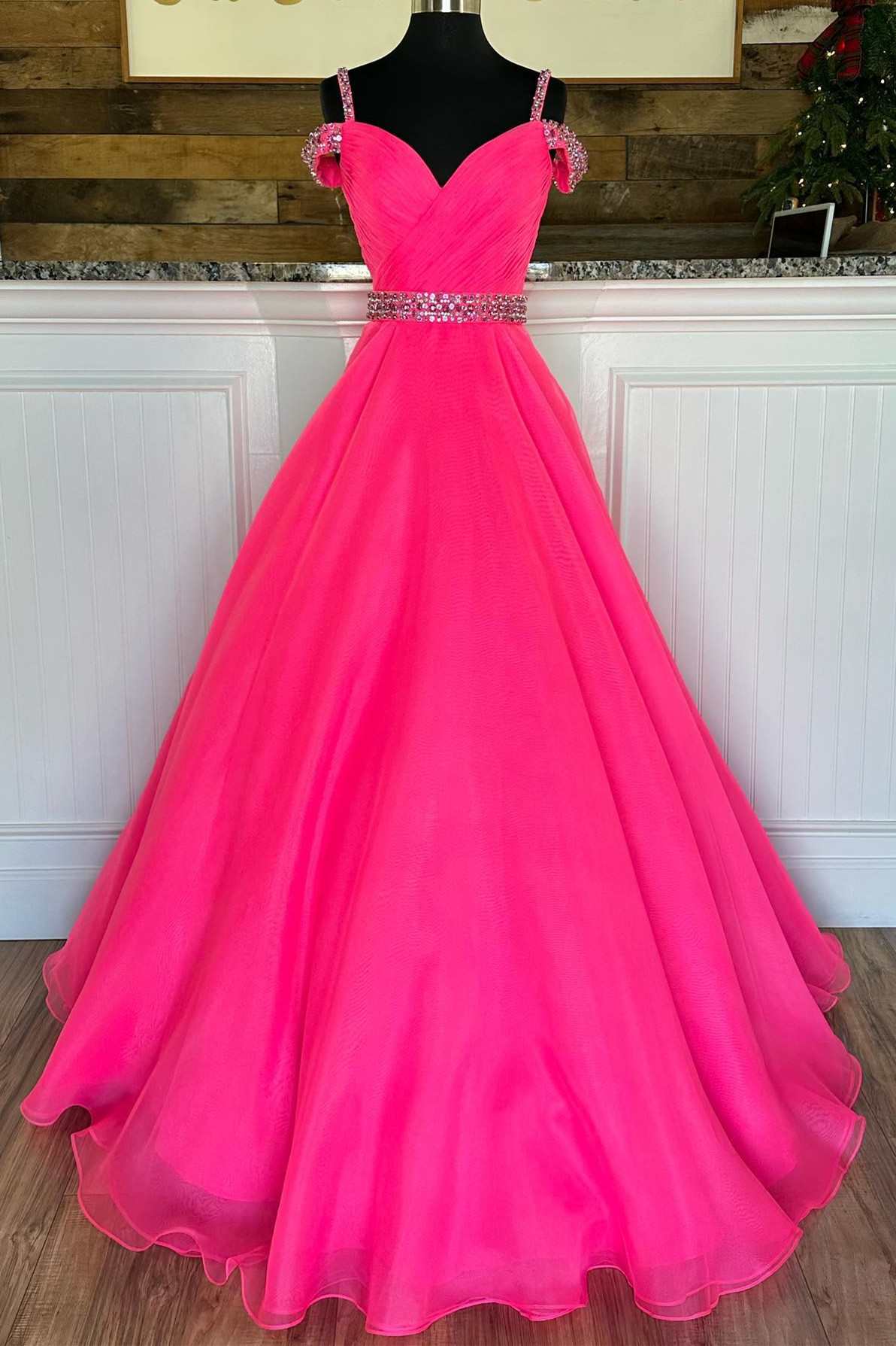 Pinkes, perlenbesetztes A-Linien-Ballkleid mit schulterfreien Ärmeln