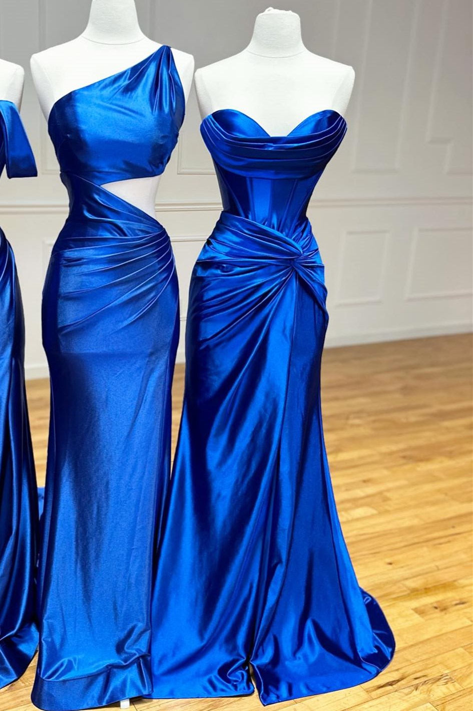 Leslie | Rotes trägerloses, langes Meerjungfrauenkleid mit verdrehter Vorderseite und Schlitz