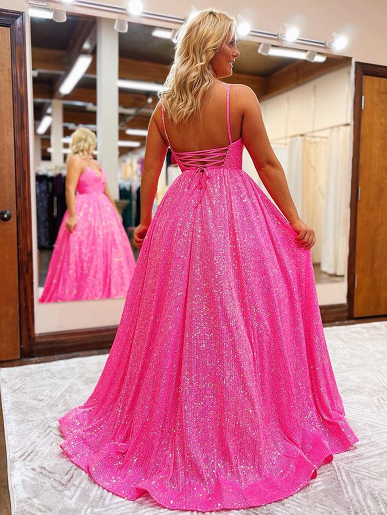 Hayden | Langes Ballkleid mit Pailletten und V-Ausschnitt in A-Linie