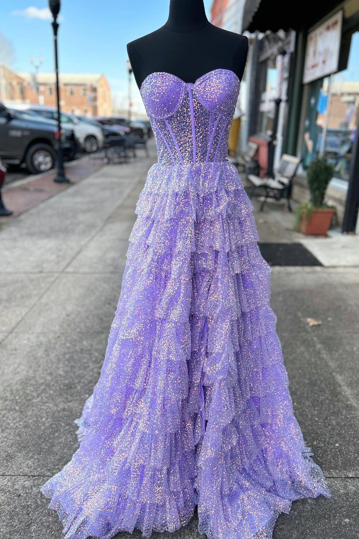 Eleanor | Langes Ballkleid mit Stufen, Korsett und Rüschen aus Glitzertüll und Schlitz