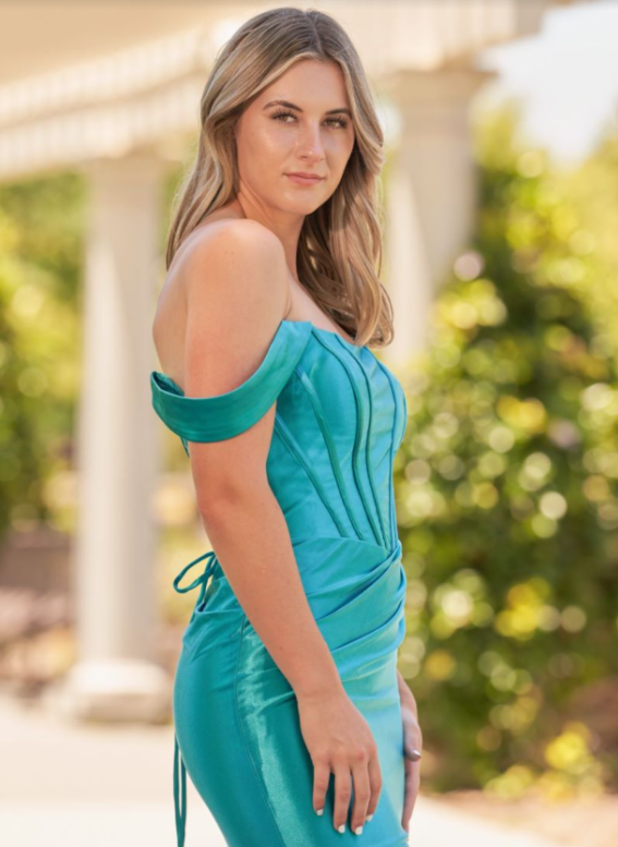 Ariana | Vestido corto de satén con hombros descubiertos para fiesta de bienvenida