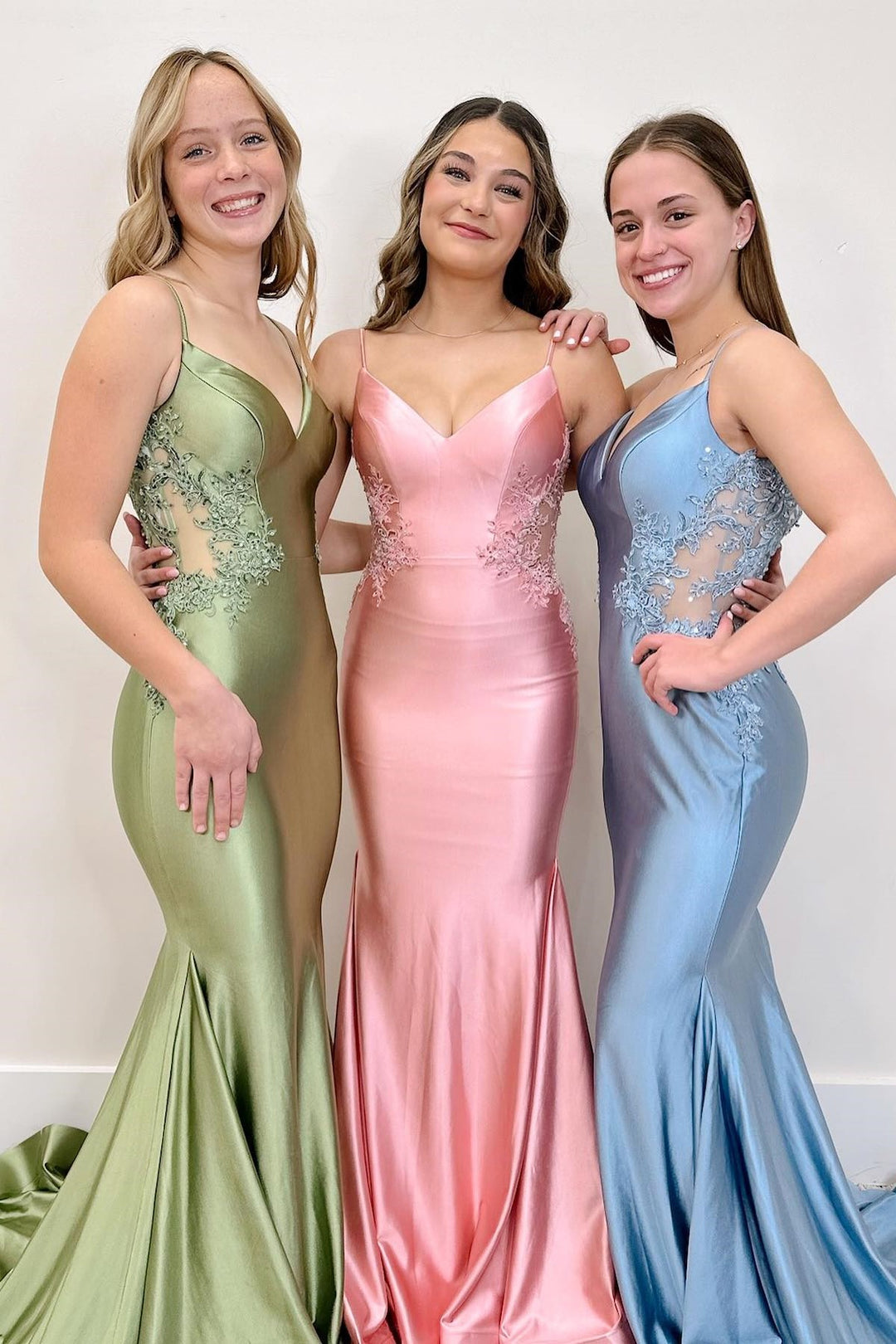 Salbeigrünes rückenfreies Trompetenkleid mit Spaghettiträgern