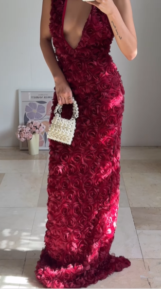 Hermoso vestido de noche largo con escote en V profundo y flores rosas color burdeos Y8504