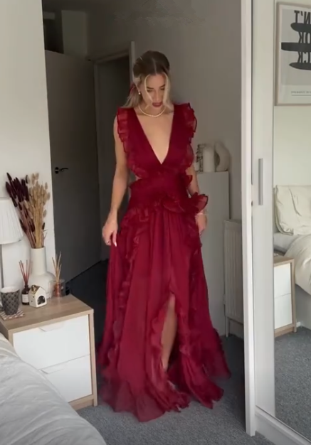 Hermoso vestido de noche de gasa burdeos con volantes y abertura para fiesta Y7715