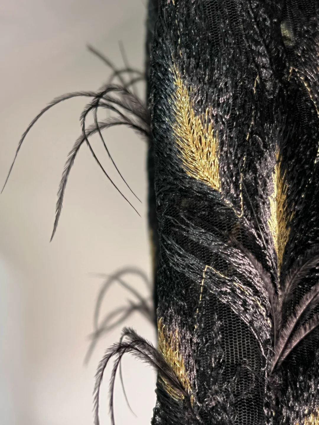 Wunderschönes schwarzes Tüll-Goldseidenfedern-A-Linien-Ballkleid, formelles Abendkleid Y8652