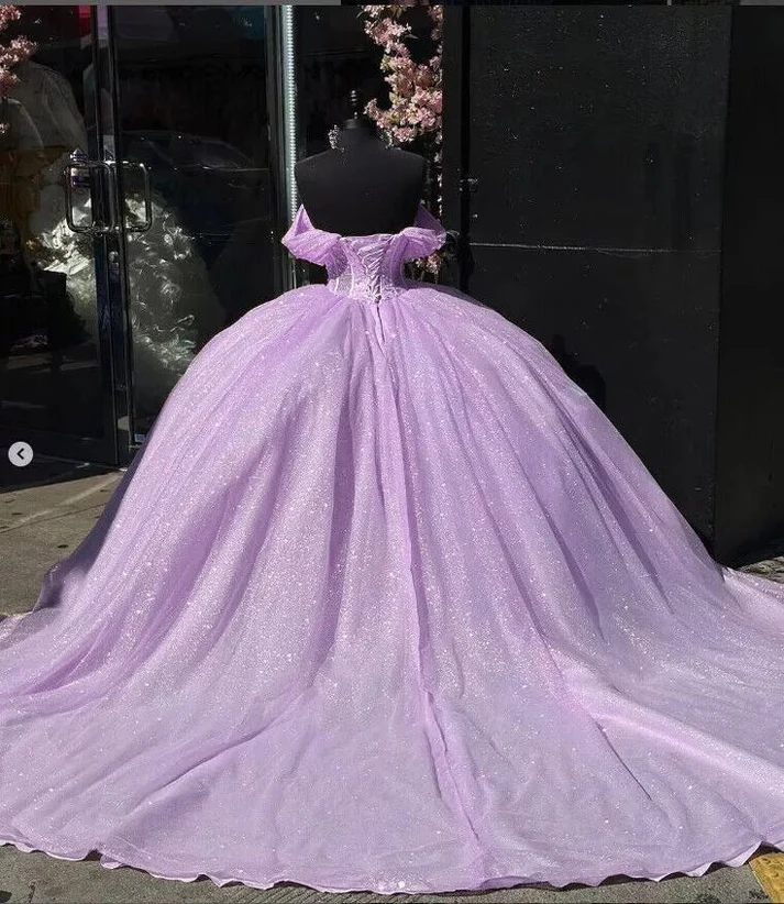 Vestido de quinceañera con hombros descubiertos, tul lila, cuentas y purpurina Y7463