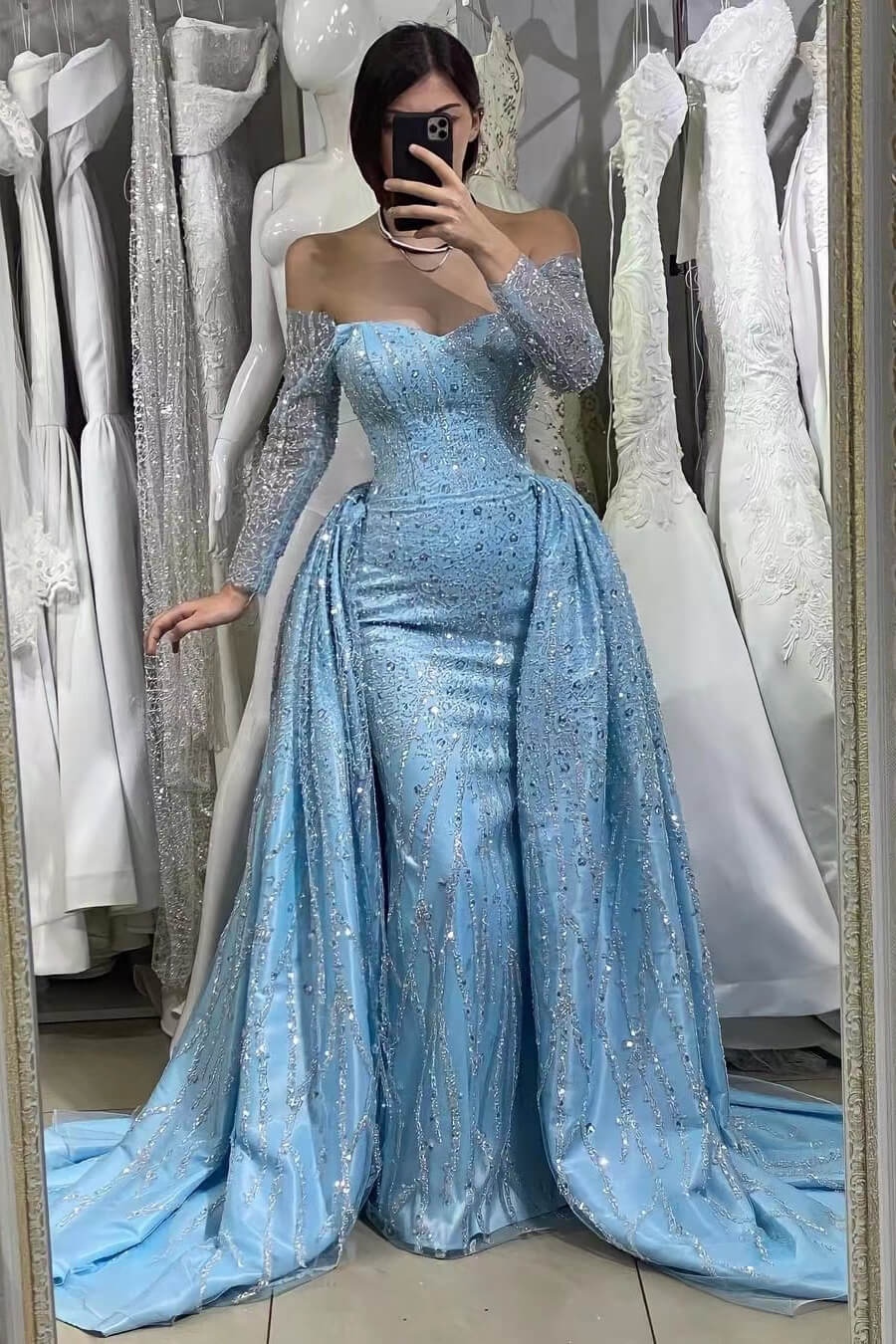 Blaues Pailletten-Abendkleid mit langen Ärmeln, Perlen, schulterfrei und herzförmigem Ausschnitt und langen Rüschen