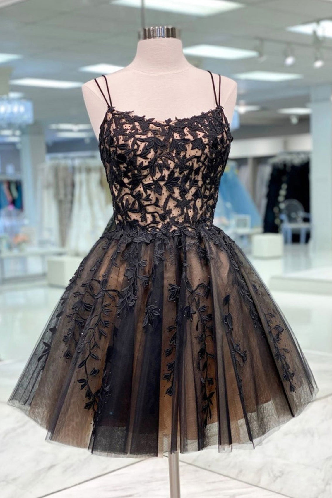 Vestidos de fiesta cortos de tul con apliques y tirantes finos negros