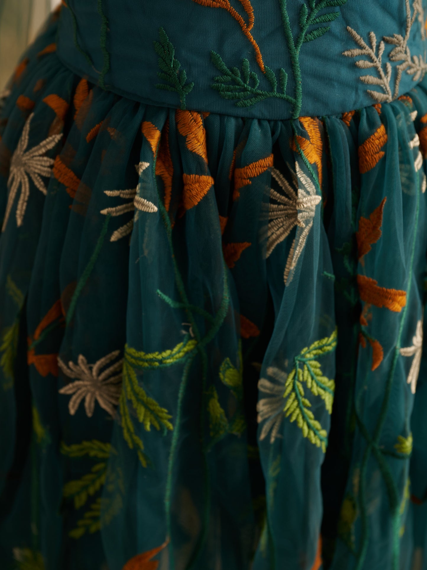 Knielanges Blumenmädchenkleid aus gebranntem orangefarbenem Spitzentüll mit Stickerei