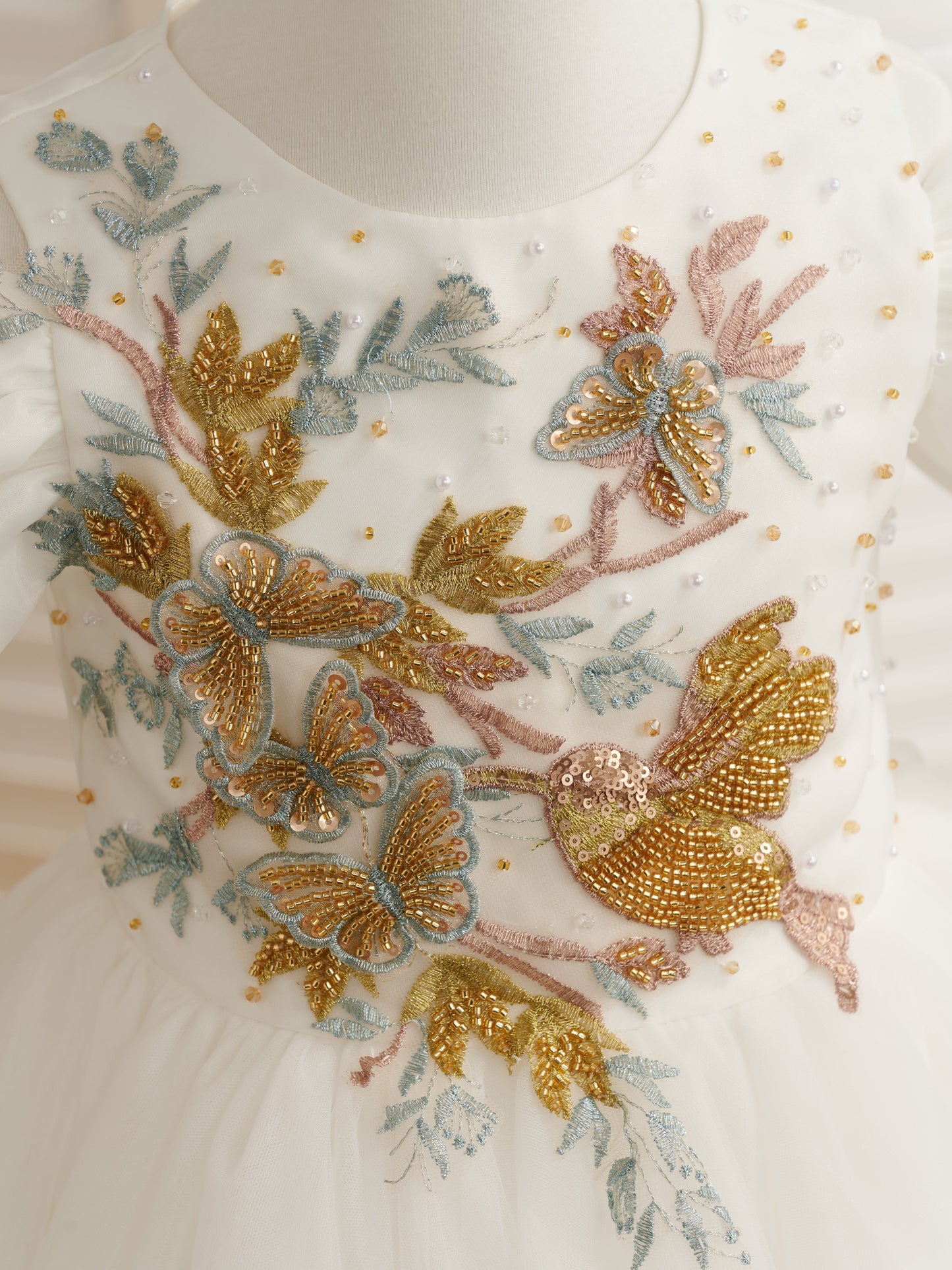 Teelanges Blumenmädchenkleid aus Tüll und Organza