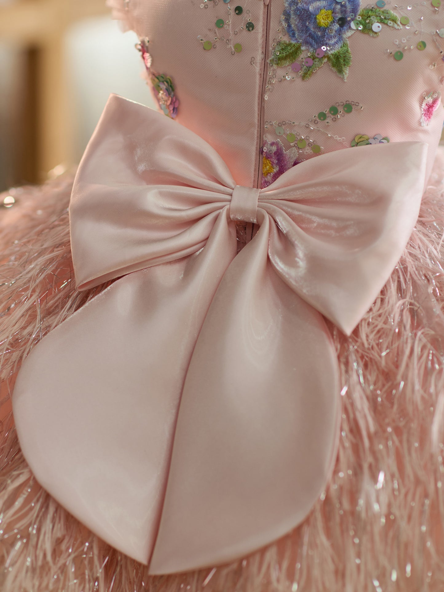 Vestido de tul con bordado floral hasta la rodilla para niña