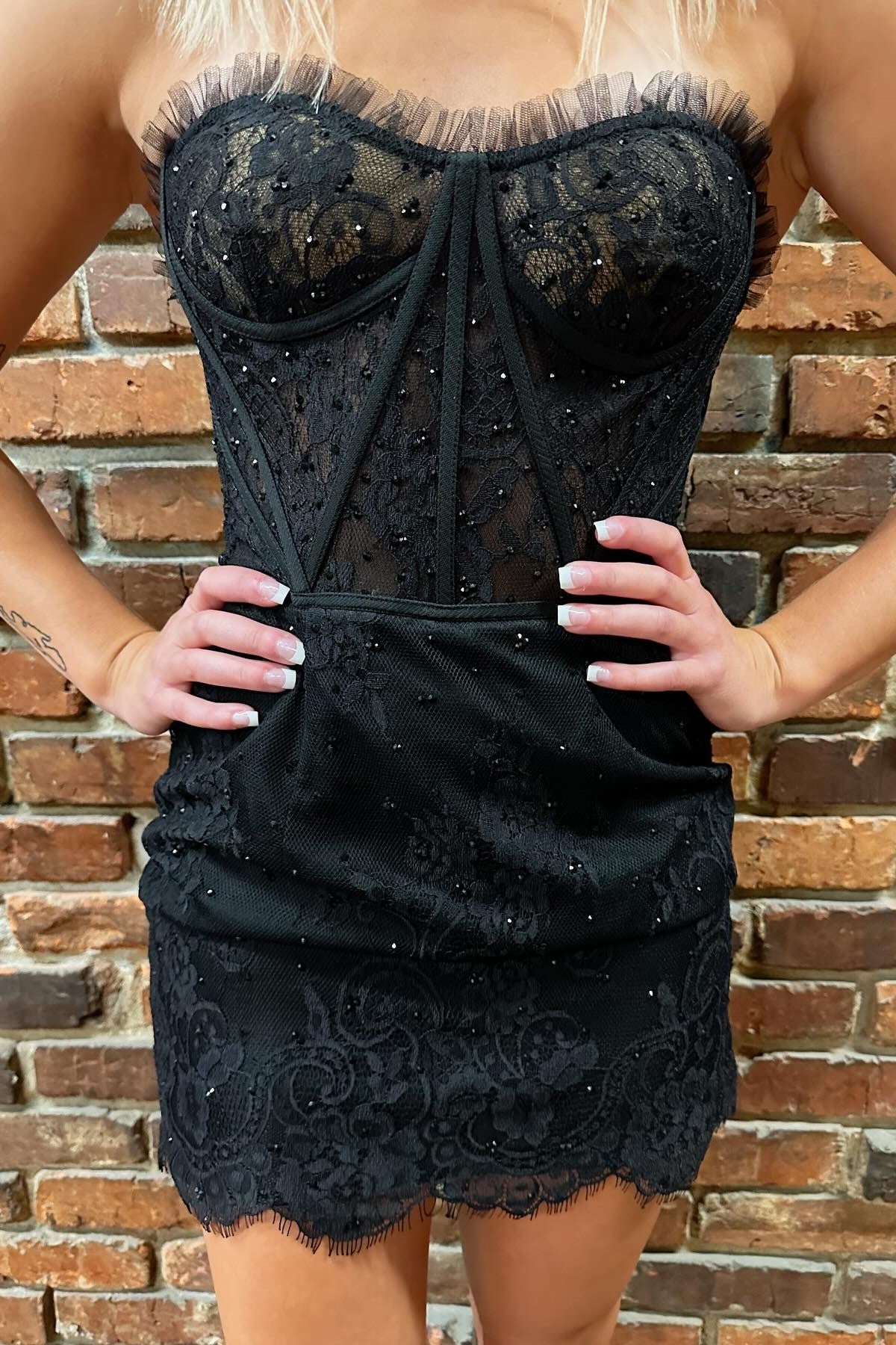 Amber | Schwarzes trägerloses kurzes Kleid mit Wimpernspitze
