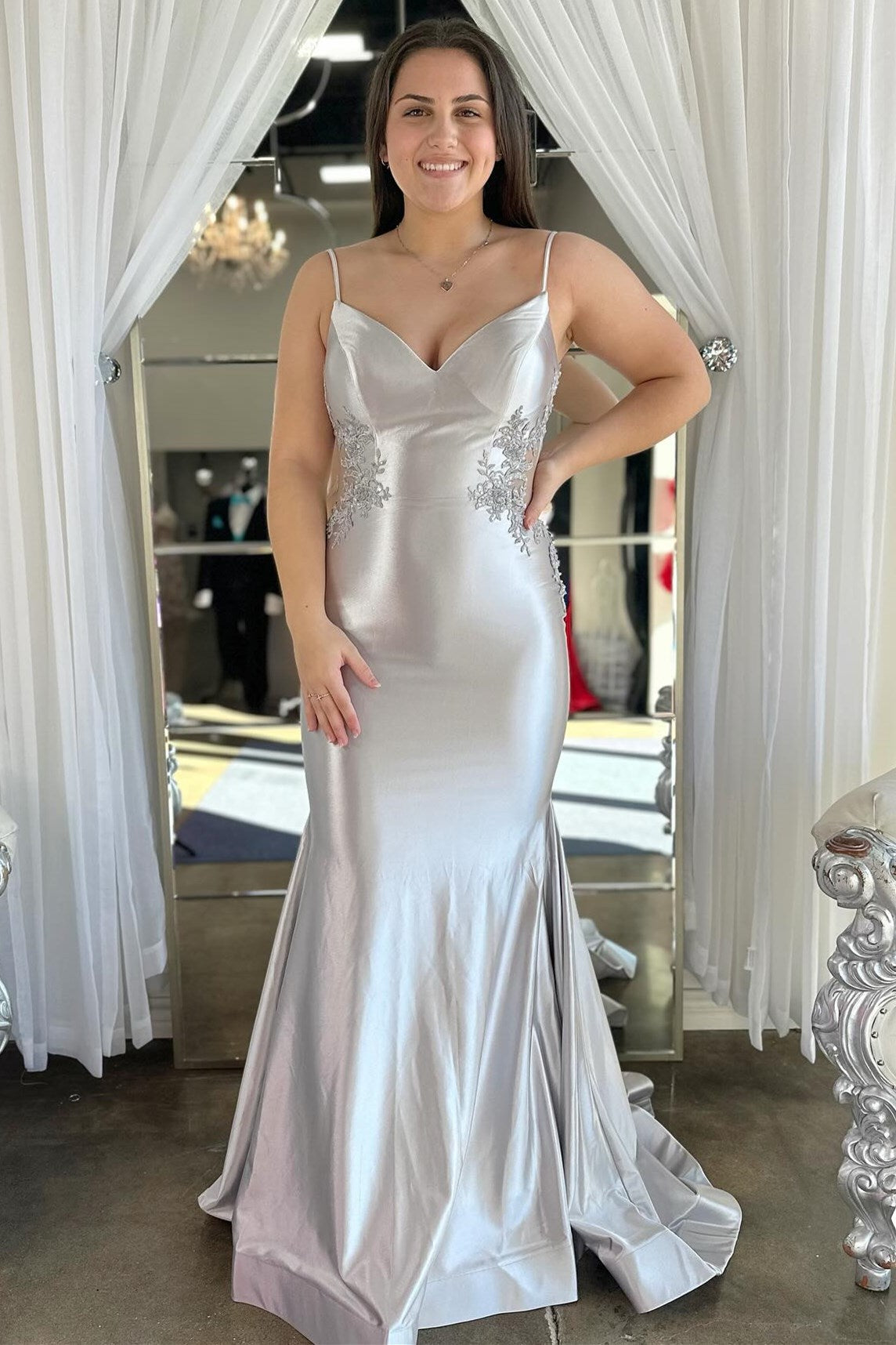 Salbeigrünes rückenfreies Trompetenkleid mit Spaghettiträgern