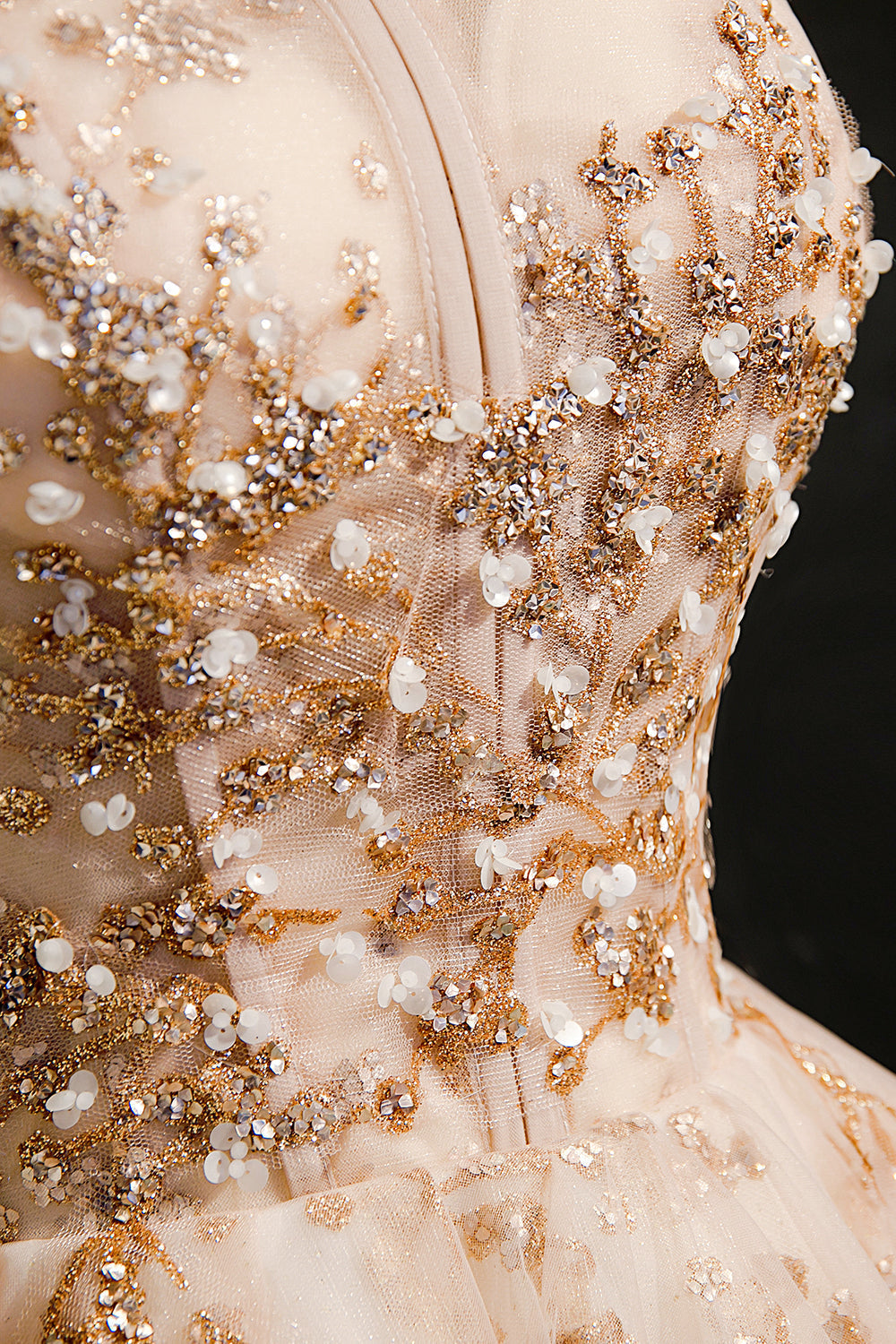 Vestidos de fiesta cortos de tul con lentejuelas y sin tirantes color champán