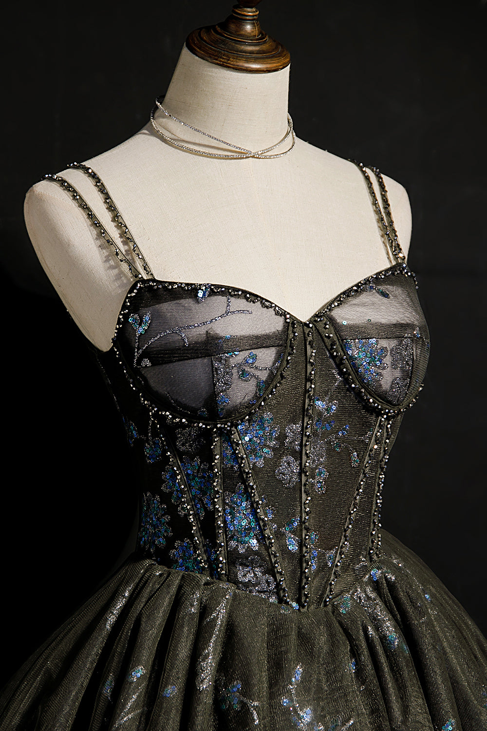Vestido de fiesta de tul con lentejuelas y cordones en forma de A