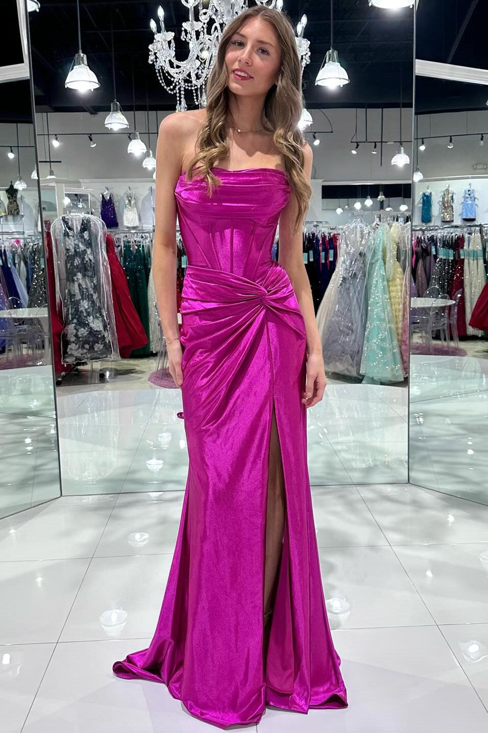 Leslie | Rotes trägerloses, langes Meerjungfrauenkleid mit verdrehter Vorderseite und Schlitz