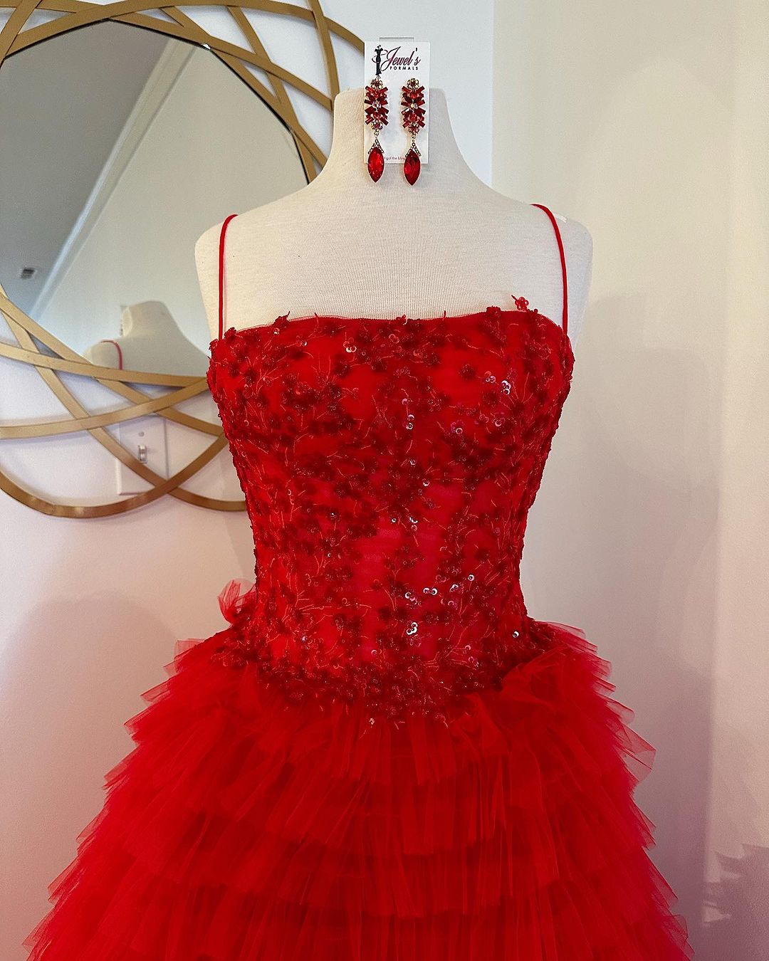 Jordan | Vestido de fiesta largo de tul con lentejuelas y corte en A