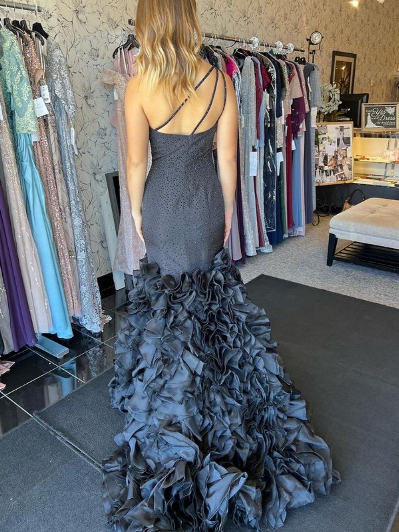 Meerjungfrau-Kleid, schwarz, ein Schulter, gestuft, Pailletten, lang