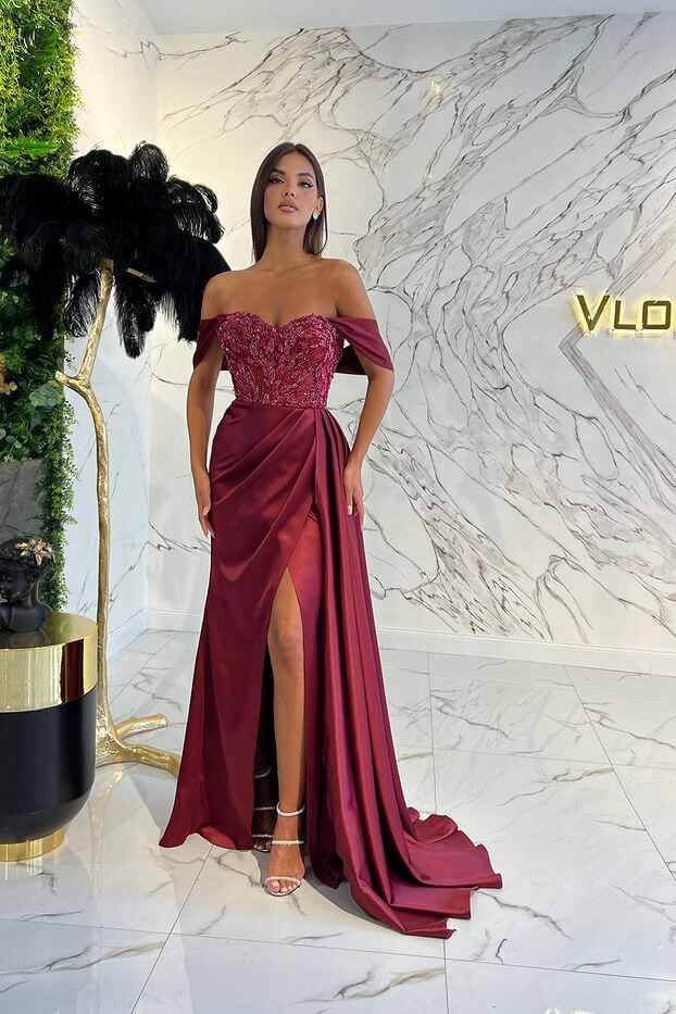 Atemberaubendes, langes, schulterfreies Meerjungfrauen-Ballkleid aus Satin mit Schlitz