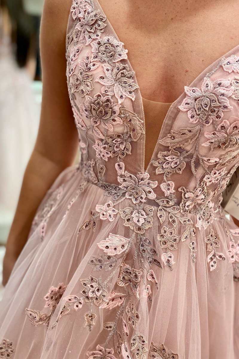 Artemis | Rückenfreies A-Linien-Ballkleid mit Blumenspitze und tiefem Ausschnitt