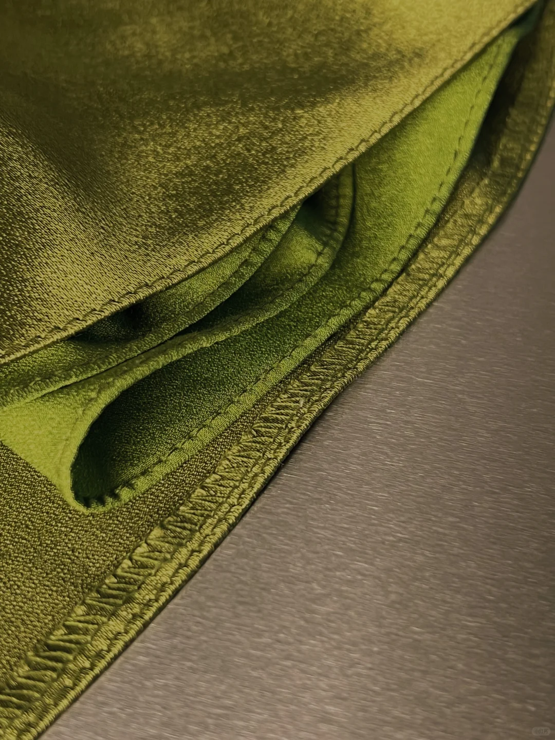Vestido de fiesta elegante de satén verde oliva con hombros descubiertos y abertura, vestido de noche estilo sirena con abertura Y8650