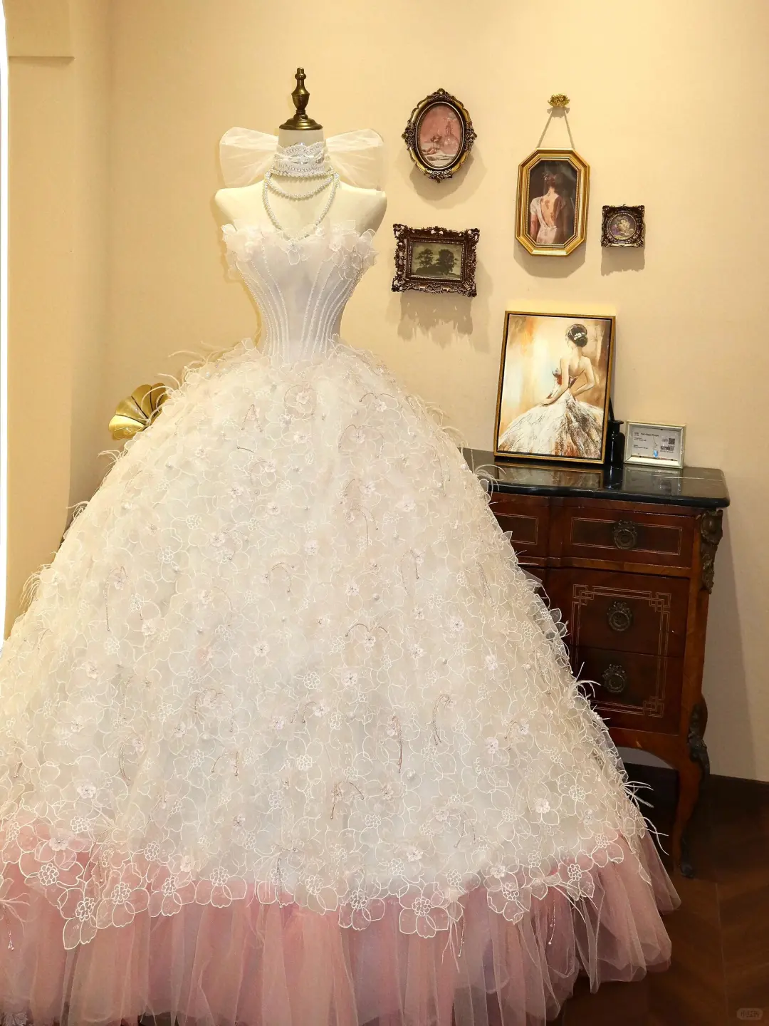 Vestido de novia blanco de corte A, elegante, sin tirantes, con encaje, flores y plumas, Y8597