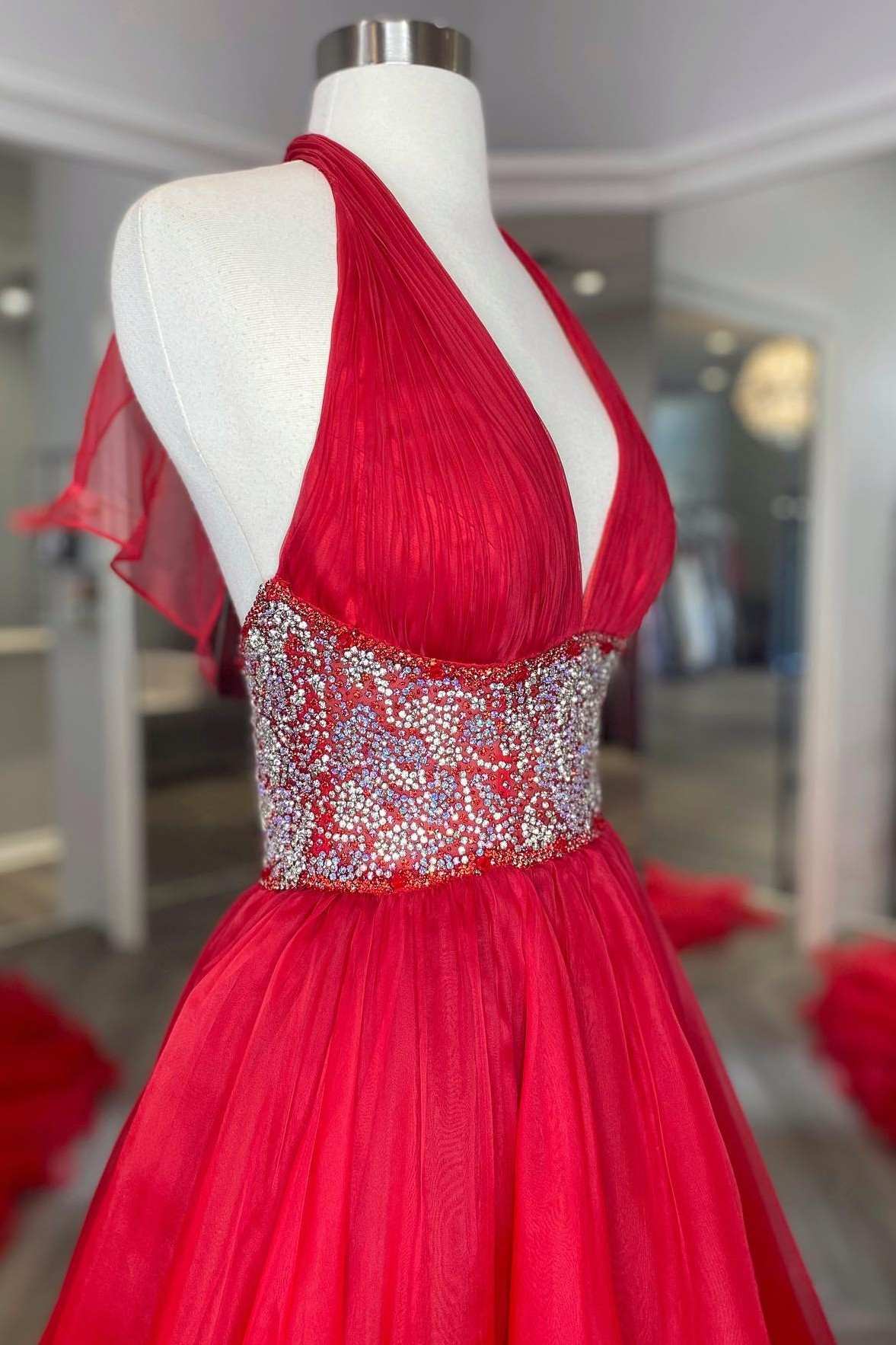 Vestido de fiesta largo de corte A con espalda descubierta y cuello halter con cuentas rojas