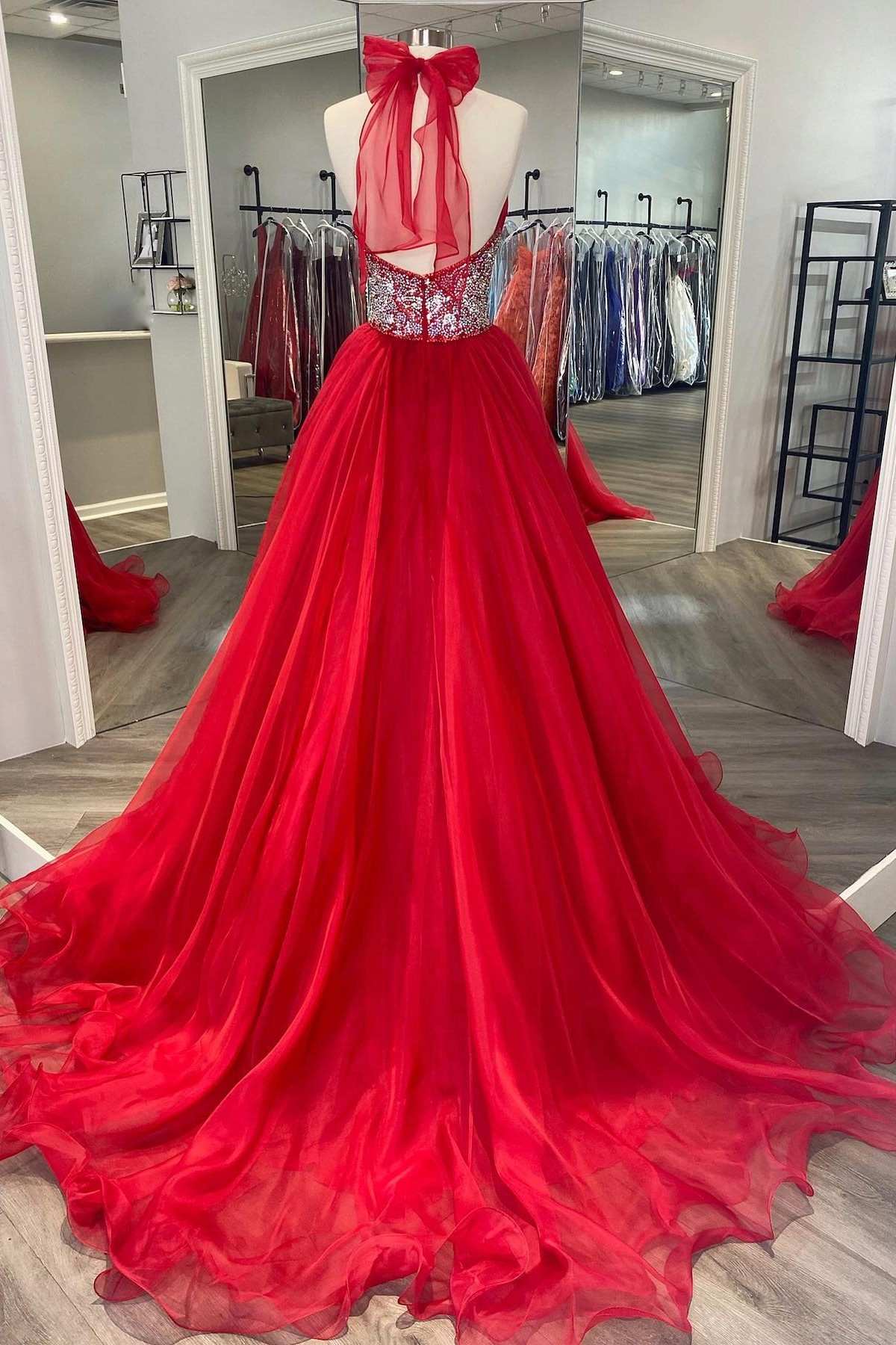 Vestido de fiesta largo de corte A con espalda descubierta y cuello halter con cuentas rojas