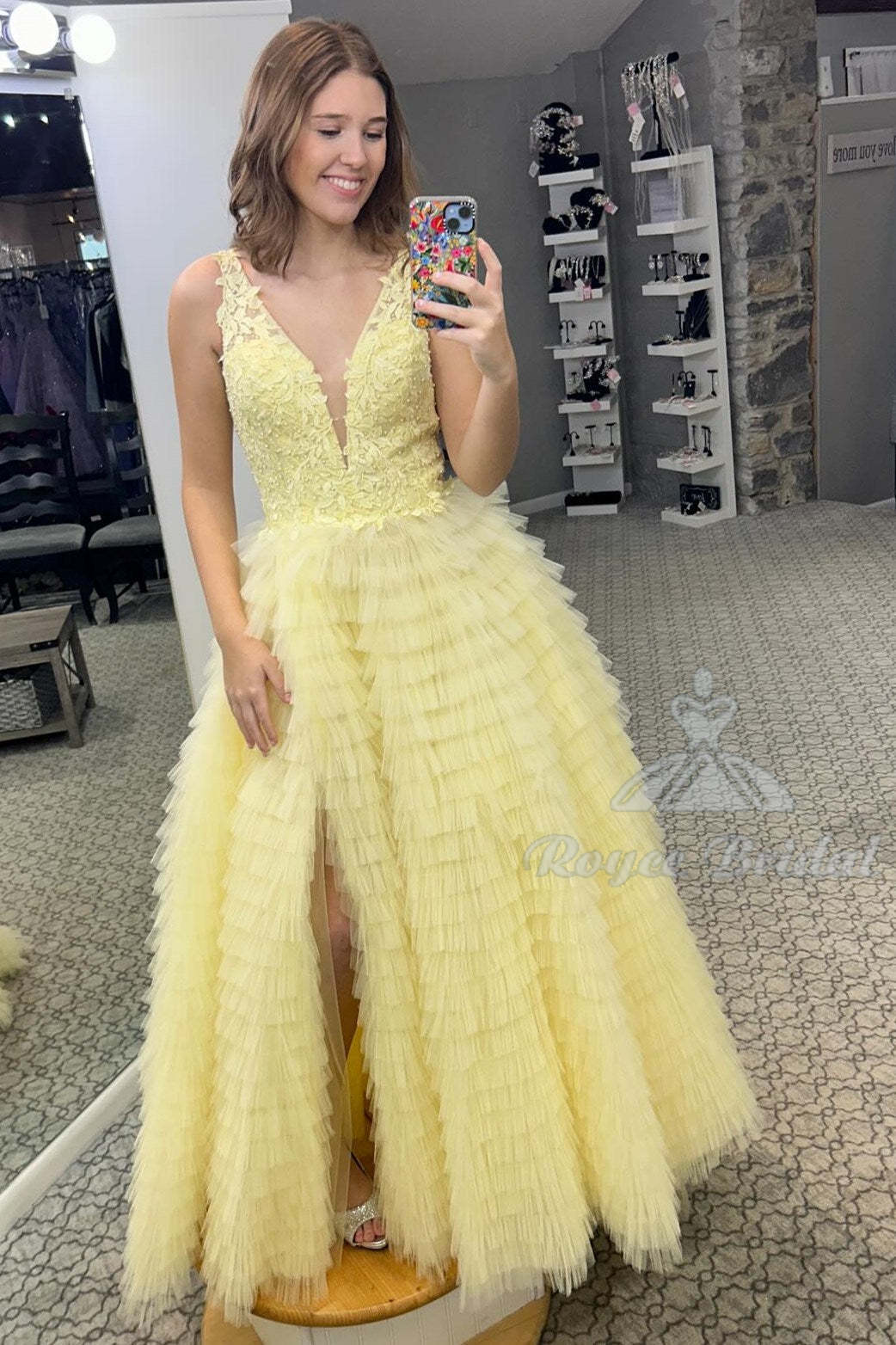 Vestido de fiesta largo amarillo con escote en V, volantes y abertura en capas